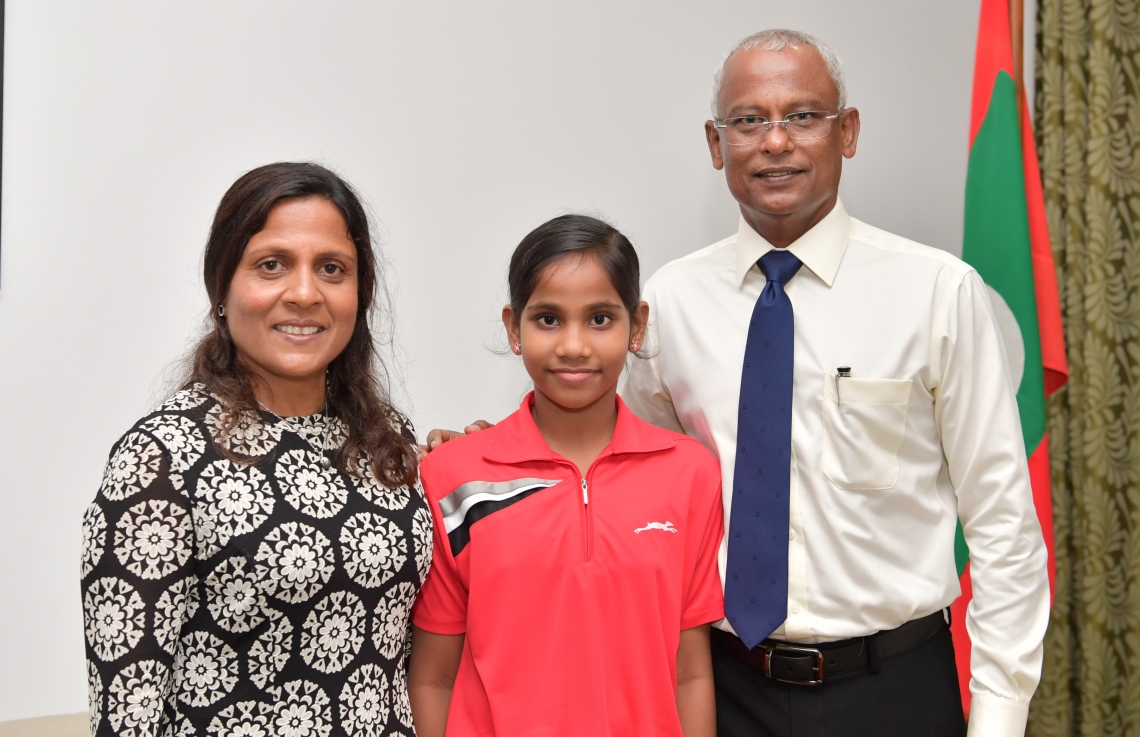 ކޮލަމްބޯ، ފެބްރުއަރީ 3، 2019: ރައީސް އިބްރާހިމް މުހައްމަދު ސޯލިހް އާއި ފަސްޓް ލޭޑީ ފަޒްނާ އަހުމަދު ސްރީ ލަންކާ އަށް މިހާރު ކުރައްވާ ދަތުރުގައި ޓޭބަލް ޓެނިހުން ރާއްޖެ އަށް ދާދި ފަހުން ރަން މެޑަލް ހޯދި ފާތިމަތު ދީމާއާ ބައްދަލު ކުރައްވަނީ.  --ފޮޓޯ:ރައީސް އޮފީސް