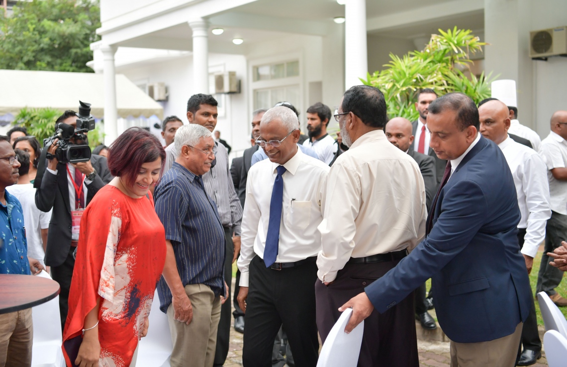 ކޮލަމްބޯ، ފެބްރުއަރީ 3، 2019: ސްރީ ލަންކާގައި އުޅޭ ދިވެހިންނާ ރައީސް އިބްރާހިމް މުހައްމަދު ސޯލިހް ބައްދަލު ކުރަން ބޭއްވި ބައްދަލުވުމުގައި ކުރީގެ ފޮރިން މިނިސްޓަރު ދުންޔާ (ވ). --ފޮޓޯ:ރައީސް އޮފީސް