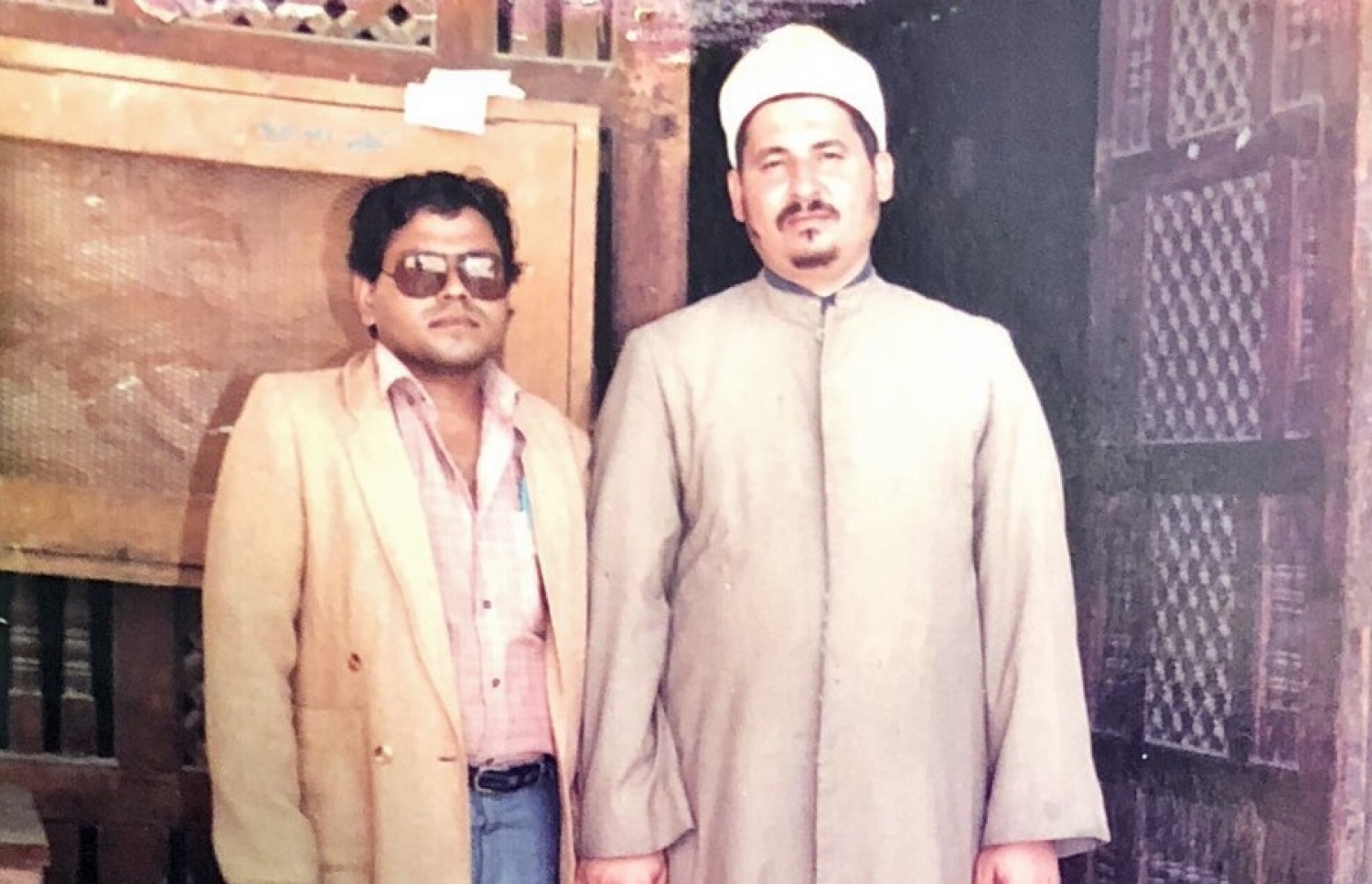 ނަދުވީ (ވ) އޭނާގެ އުސްތާޒަކާ އެކު.