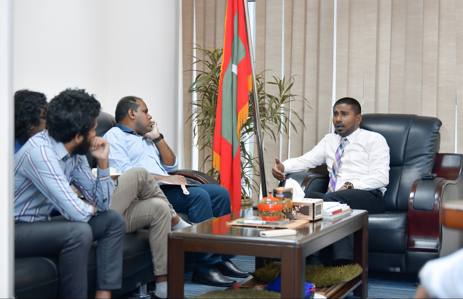 "މިހާރު" އަށް މަހްލޫފް އިންޓަވިއު ދެއްވަނީ: ހައްލު ހޯދަން ދުވަސްކޮޅެއް ނަގާނެ -- ހުސެއިން ވަހީދު / މިހާރު ފޮޓޯ