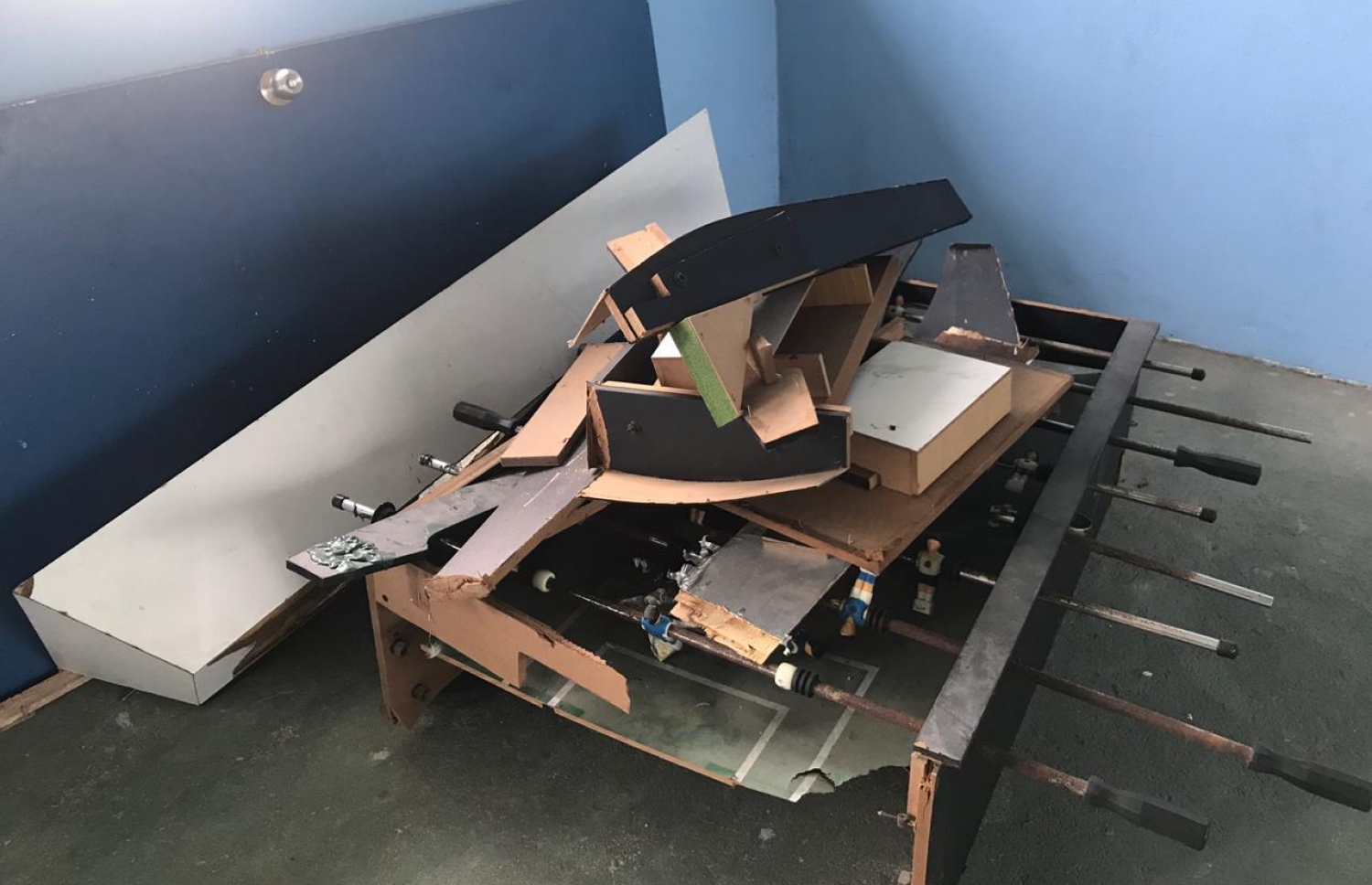 ރަށެއްގެ ޔޫތު ސެންޓަރެއްގެ ތަކެތި ހަލާކުވެފައި: އަޅާނުލުމުގެ ސަބަބުން ވަރަށް ގިނަ ޔޫތު ސެންޓަރުތައް ހުރީ ވީރާނާވެފައި -- ފޮޓޯ / ޔޫތު މިނިސްޓްރީ