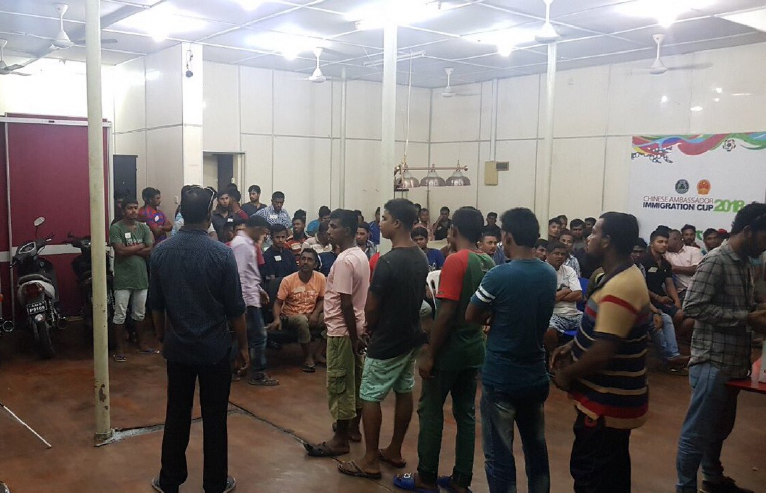 ގަވާއިދާ ހިލާފަށް އުޅޭ ބިދޭސީން ހޯދުމަށް މިއަދު ހިންގި އޮޕަރޭޝަންގެ ތެރެއިން އަތުލައިގެން ބައެއް މީހުން.-- ފޮޓޯ: އިމިގްރޭޝަން