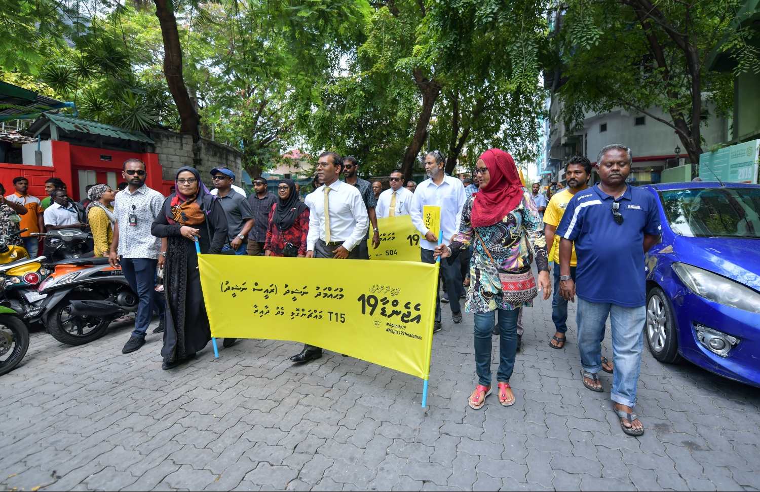 މަޖިލިސް އިންތިޚާބަށް ވާދަކުރުމަށް އެމްޑީޕީގެ ކެންޑިޑޭޓުން ފޯމް ހުށަހަޅަން ދިއުން: އެންމެ ފޯރީގައި އިންތިހާބަށް ކްމެޕެއިން ކުރީ އެމްޑީޕީ-- ފޮޓޯ: މިހާރު