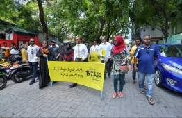 The Maldivian Democratic Party (MDP) marches toward the Elections Commission (EC) to submit parliamentary candidacy forms. PHOTO: HUSSAIN WAHEED/ MIHAARU