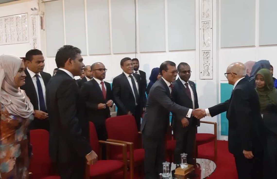 ރިޔާސީ ބަޔާން އިއްވަން ބޭއްވި ރައްޔިތުންގެ މަޖިލީހުގެ ޖަލްސާގައި ކުރީގެ ރައީސް މައުމޫން އަބްދުލްގައްޔޫމާއި ކުރީގެ ރައީސް މުހައްމަދު ނަޝީދު ސަލާމް ކުރައްވަނީ. --ފޮޓޯ/މަޖިލިސް