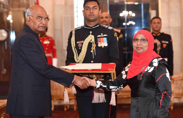 އާ ސަފީރު އިންޑިއާގެ ރައީސަށް ފަތްކޮޅު އަރުވައިފި