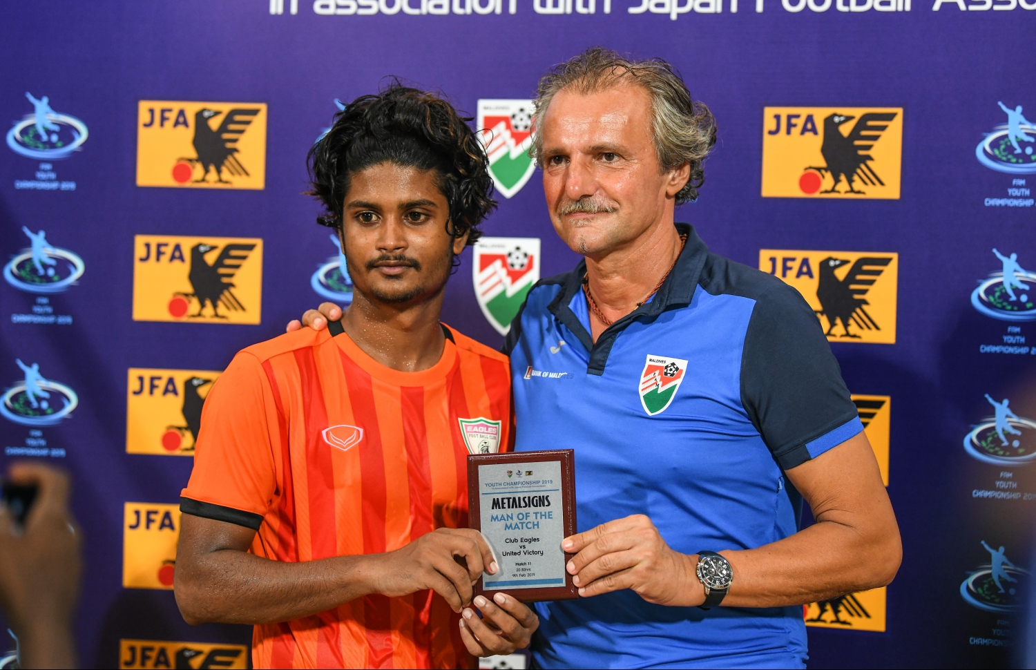 ގައުމީ ކޯޗު ޕީޓަ ސެގާޓް (ކ) މެޗުގެ މޮޅު ކުޅުންތެރިއަކަށް ހޮވުނު ހަންނަ (ވ)އާ ޓްރޮފީ ހަވާލުކުރަނީ. -- ފޮޓޯ: ހުސެއިން ވަހީދު/ މިހާރު