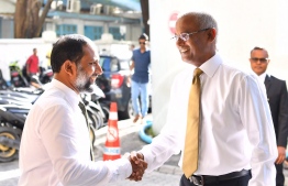 President Ibrahim Mohamed Solih (R) shakes hands with Minister of Home Affairs Imran Abdulla. FILE PHOTO/MIHAARU
