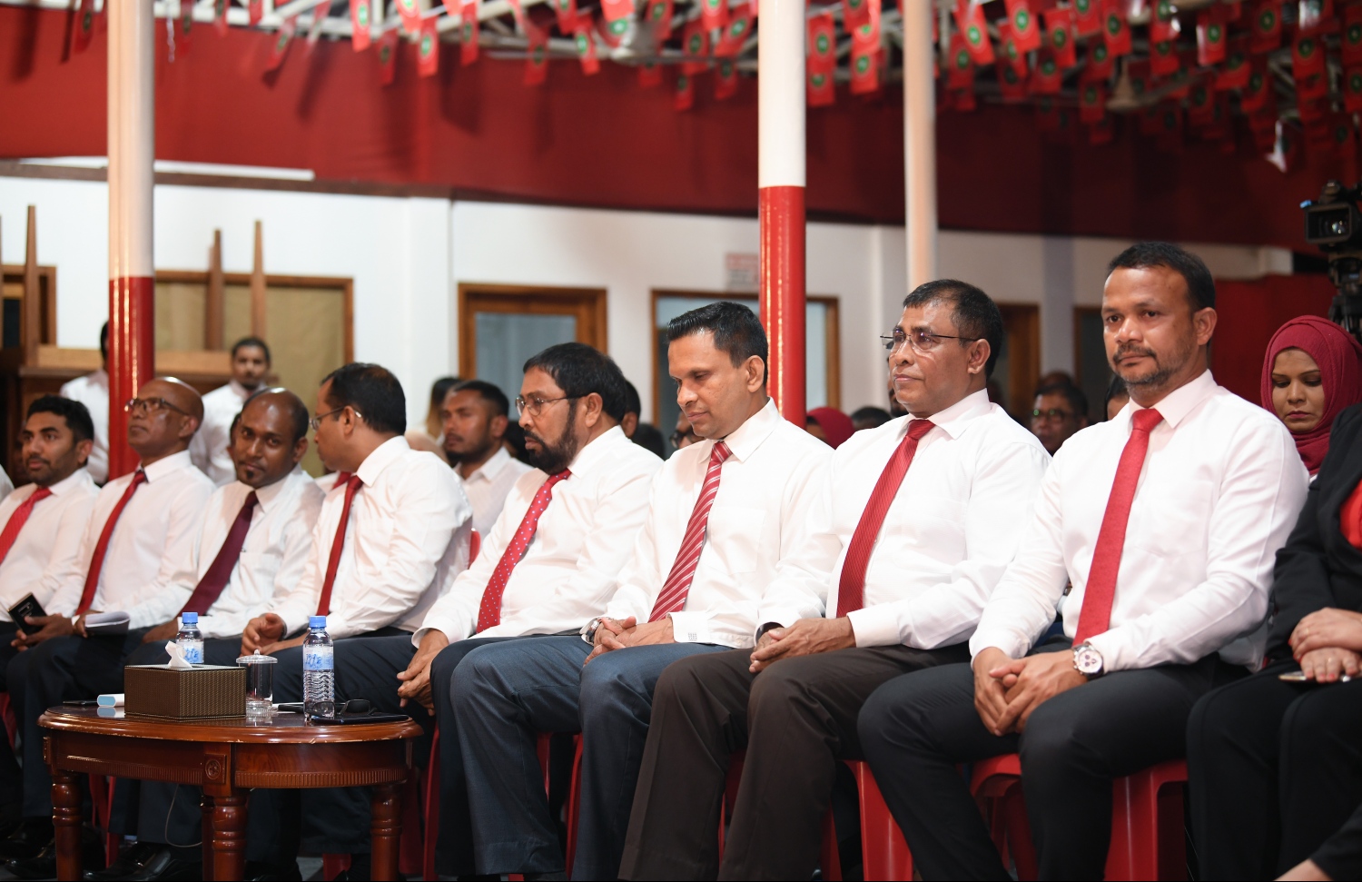 ޖޭޕީން މިރޭ ބޭއްވި ޖަލްސާ ގައި އެ ޕާޓީގެ ލީޑަރު ގާސިމާއި އެހެން ބައެއް އިސްވެރިން: ޖޭޕީގެ ވިސްނުން ބަރުލަމާނީ ނިޒާމާ ދެކޮޅު.---ފޮޓޯ: ހުސައިން ވަހީދު/މިހާރު