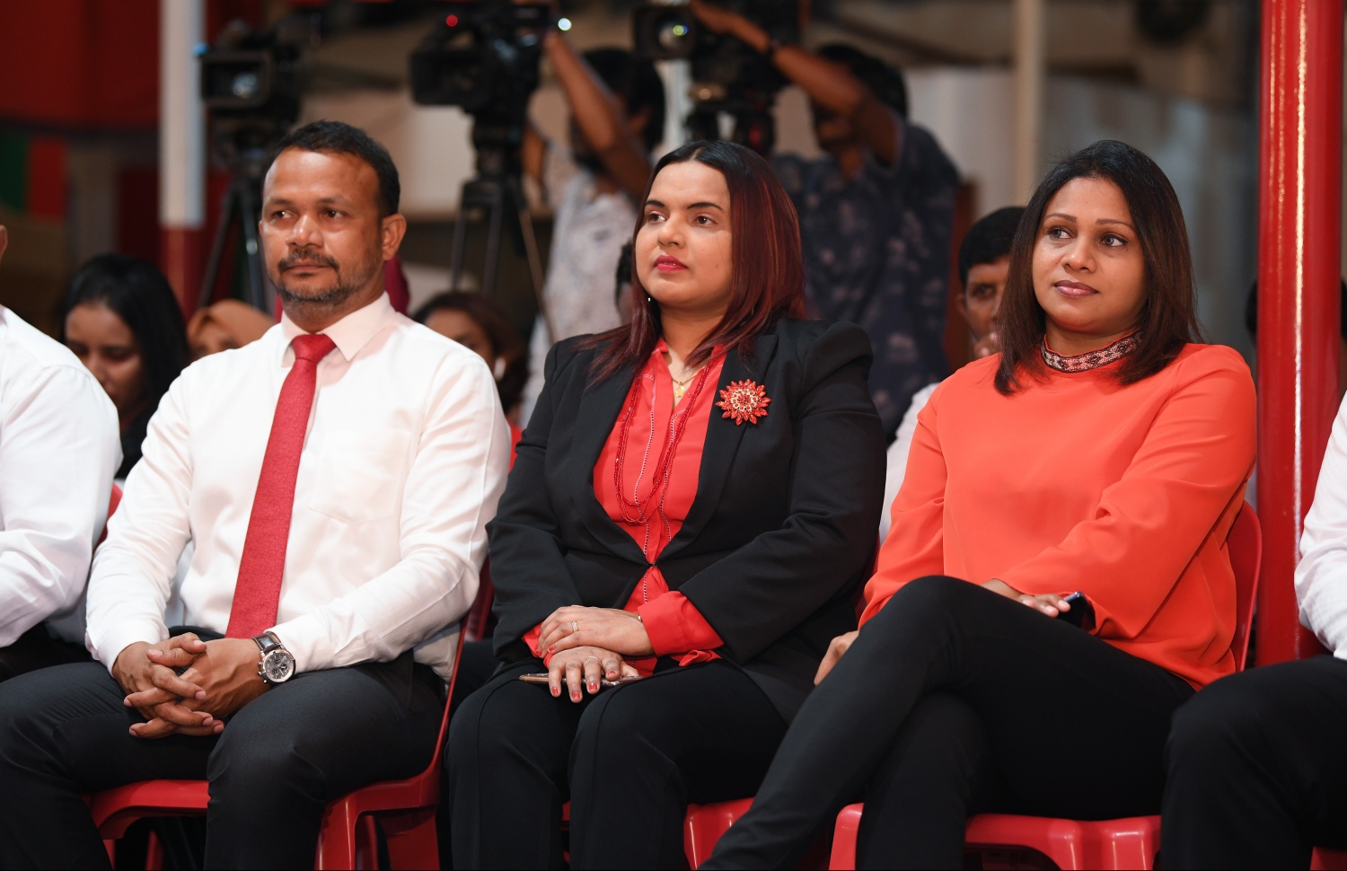 ޖޭޕީން މިރޭ ބޭއްވި ޖަލްސާގައި ބައިވެރިވެވަޑައިގެންނެވި ބައެއް ބޭފުޅުން، (ކ-ވ) އެފްއޭއެމްގެ ކުރީގެ ނައިބު ރައީސާ ނާޒިމާ، ކުރީގެ ޔޫތު އެންޑް ސްޕޯޓްސް މިނިސްޓަރު އިރުތިޝާމް އަދި ކެންދޫ ދާއިރާގެ މެމްބަރު އަލީ.---ފޮޓޯ: ހުސައިން ވަހީދު/މިހާރު