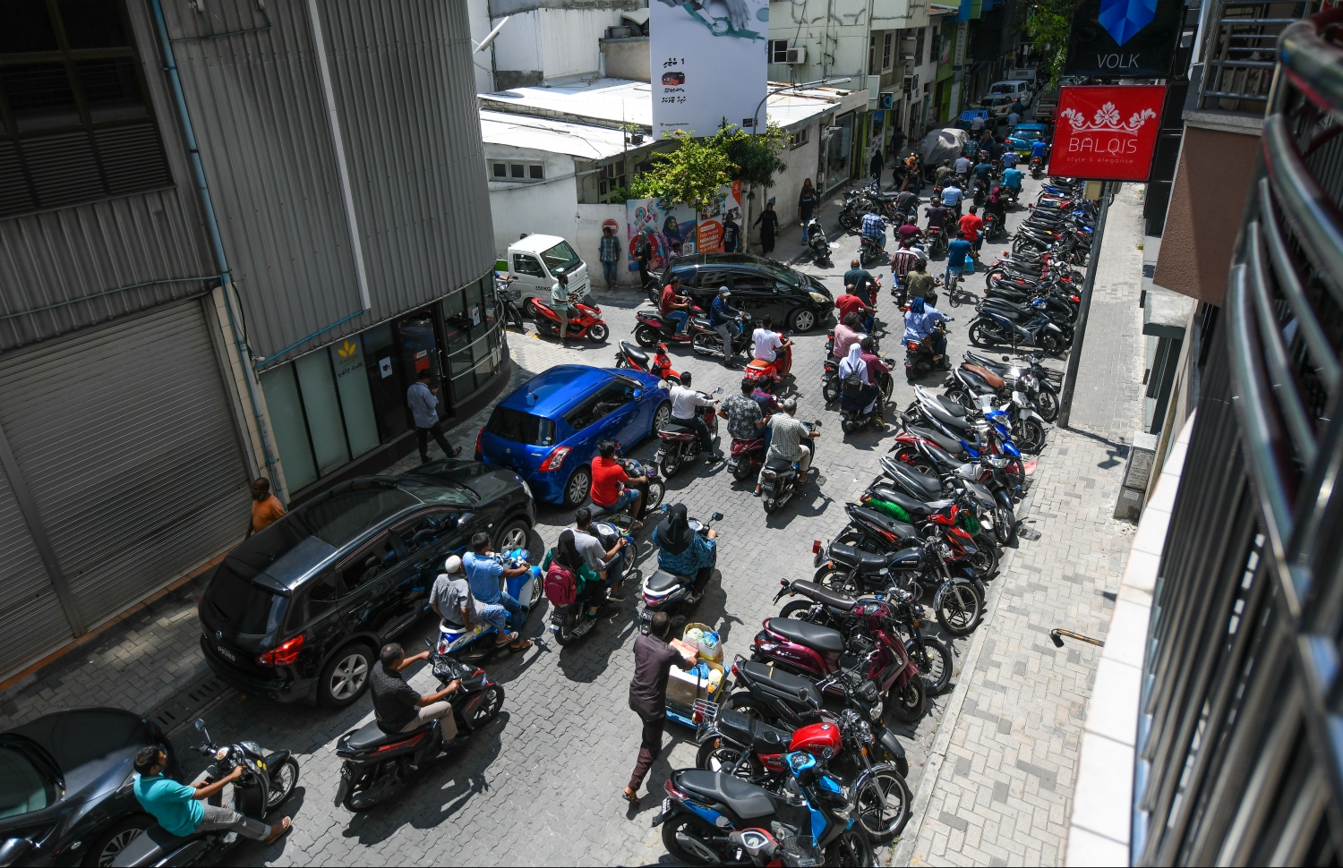 މާލޭގެ މަގެއްގެ ހާލަތު: މާލޭގެ މަގުތަކުގެ ޓްރެފިކް ކޮންޓްރޯލް ކުރުމަށް ބޭނުންވަނީ ހަރުކަށި އުސޫލުތަކެއް ކަނޑައެޅުން.---ފޮޓޯ: ހުސައިން ވަހީދު/މިހާރު