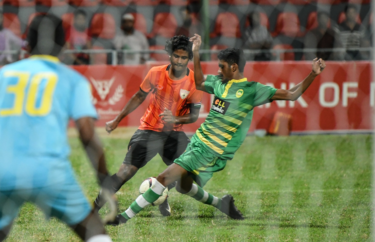 މާޒިޔާގެ ކުޅުންތެރިއަކު ކައިރިން އީގަލްސްގެ ހަންނަ (މ) ބޯޅަ ހިފައިގެންދަނީ. -- ފޮޓޯ: ހުސެއިން ވަހީދު/ މިހާރު