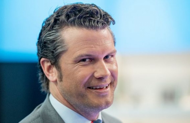 ފޮކްސްގެ ޕްރެޒެންޓަރަކު އަތް ނުދޮވެ އުޅޭތާ 10 އަހަރު