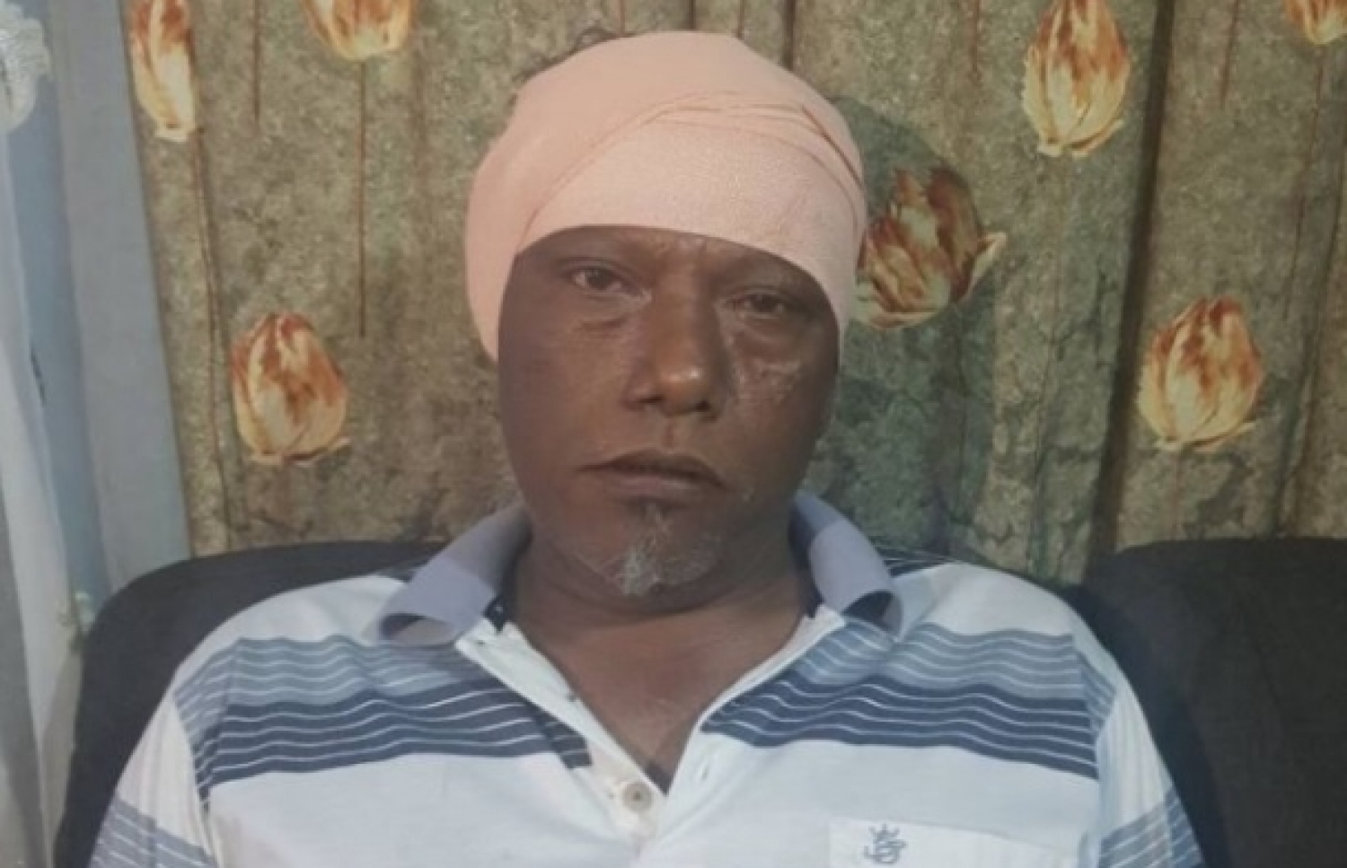 ކޭން ސޭޓަށް މިދިޔަ އަހަރު ހަމަލަދިނުމުން ލިބުނު ގެއްލުންތަކާ ގުޅިގެން ބޮލުގައި ބެންޑޭޖު އަޅާފައި. އޭނާ ފަހުން ހަރަކާތްތެރިވީ ވިޔަފާރީގެ ތެރޭގައި.