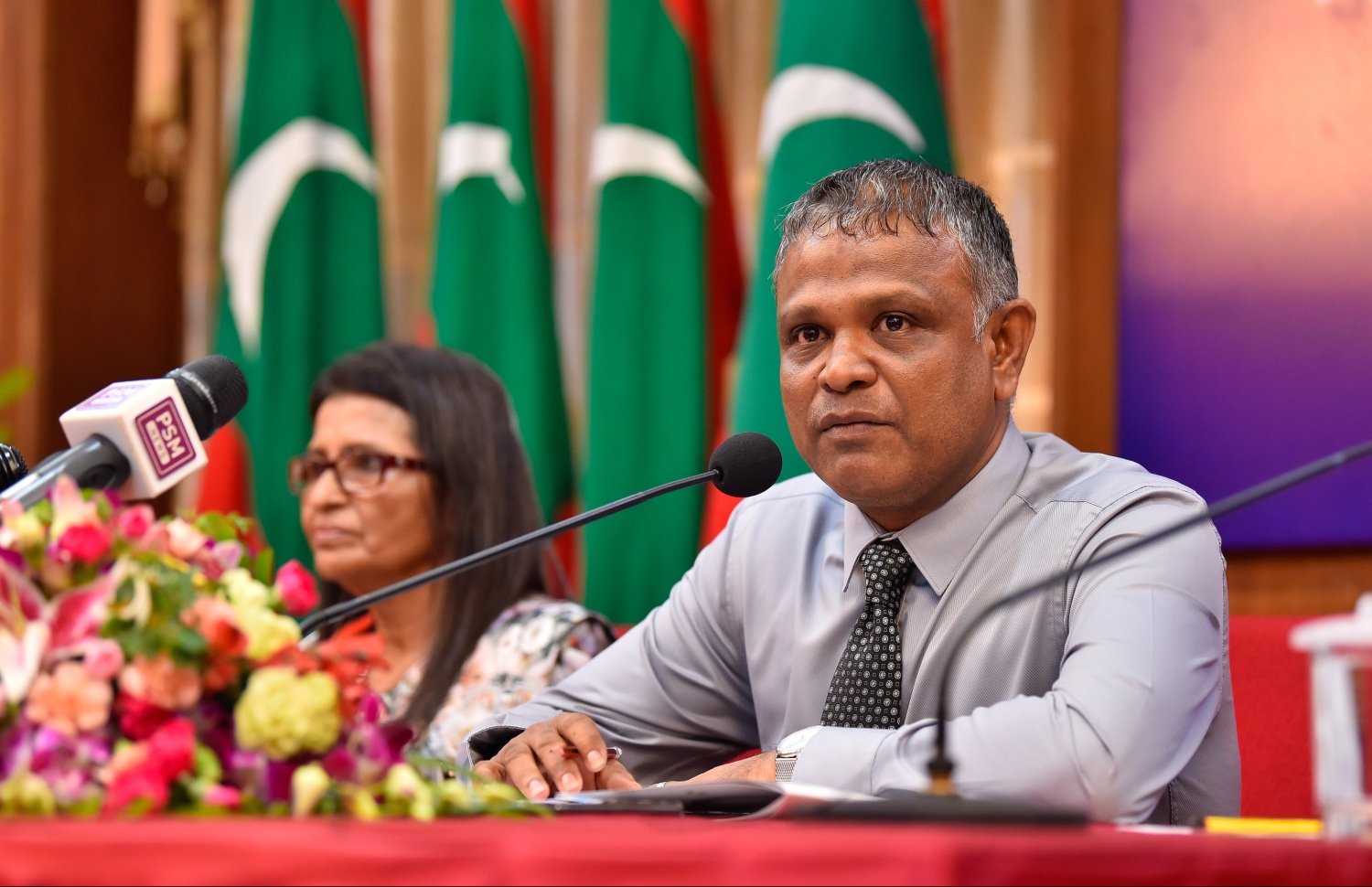 ހިލޭ ޑިގްރީއަށް ކިޔެވޭ އުސޫލު އާއްމުކޮށް އެކަމާ ގުޅޭ މައުލޫމާތު ދިނުމަށް ބޭއްވި ނޫސްވެރިންގެ ބައްދަލުވުމުގައި ހަޔަ އެޑިއުކޭޝަން މިނިސްޓަރު ޑރ. އިބްރާހިމް ހަސަން ވާހަކަދައްކަވަނީ.-- ފޮޓޯ: ހުސެއިން ވަހީދު/ މިހާރު