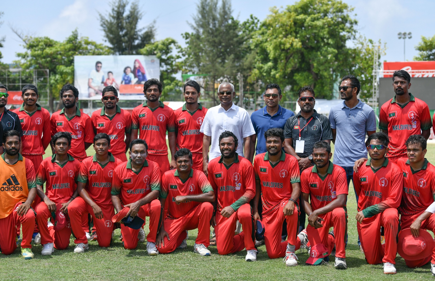 ރާއްޖޭގެ ގައުމީ ޓީމުގެ ކުޅުންތެރިން ރައީސް އިބްރާހިމް މުހައްމަދު ސޯލިހާއި ނައިބް ރައީސް ފައިސަލް ނަސީމާ އެކު ގްރޫޕް ފޮޓޯއެއްގައި. --ފޮޓޯ: ނިޝާން އަލީ/ މިހާރު