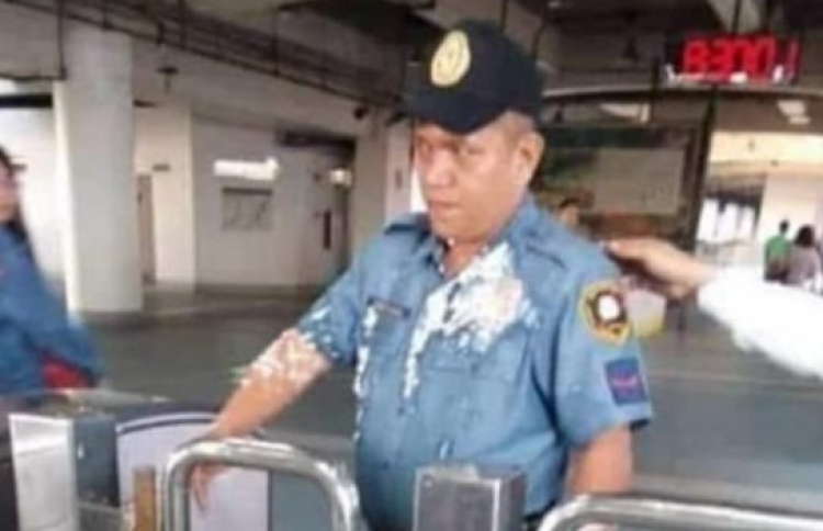 ފުލުހެއްގެ ގަޔަށް ޕުޑިން ޖެހި މީހަކު ޑީޕޯޓްކޮށްލަނީ