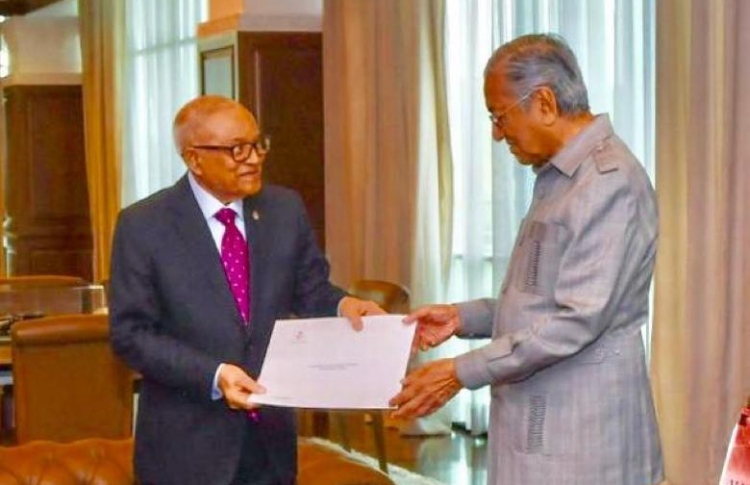 ރައީސްގެ ހުށަހެޅުންތަކާއެކު މައުމޫން، މަހާތިރު އަރިހަށް