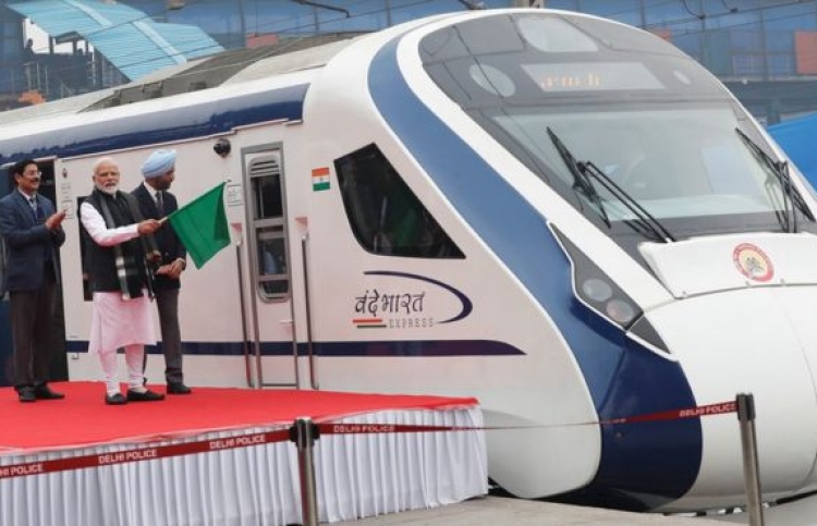 އިންޑިއާގެ އެންމެ ބާރު ރޭލް ފުރަތަމަ ދަތުރުގައި ހުއްޓިއްޖެ