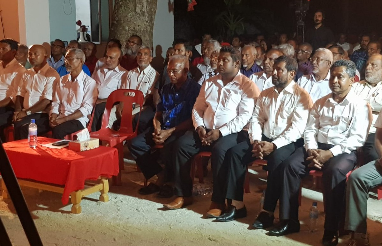 ގާސިމްގެ ކެމްޕެއިން ރަސްމީކޮށް ފެށުމަށް ފެންފުށީގައި މިރޭ ބޭއްވި ޖަލްސާ އަށް ދިޔަ ބައެއް މީހުން.