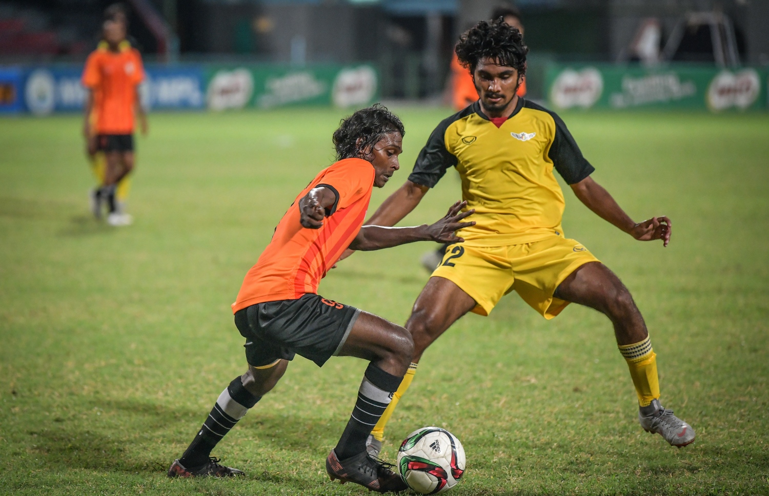 އީގަލްސްގެ އިއްސެ (ވ) ދަ ގްރާންޑޭގެ ސައުދު ކައިރިން ބޯޅަ ހިފައިގެންދާން މަސައްކަތްކުރަނީ. -- ފޮޓޯ: ނިޝާން އަލީ/ މިހާރު