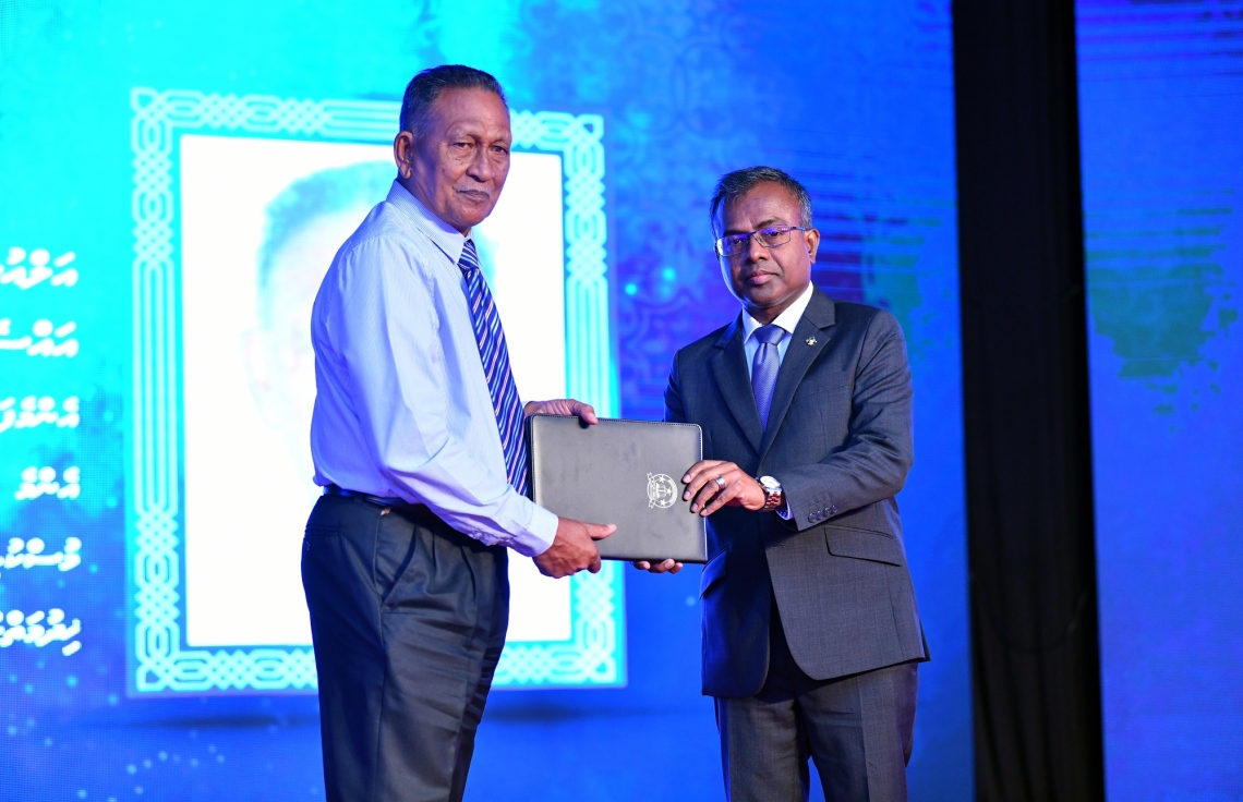 މާލެ- 18 ފެބުރުއަރީ 2019: "ޖުޑީޝަލް އިޔާ 2019" އިފްތިތާހު ކުރުމަށް ރޭ ދަރުބާރުގޭގައި ބޭއްވި ހާއްސަ ރަސްމިއްޔާތުގައި، ރިޓަޔާ ކުރައްވާފައިވާ ފަނޑިޔާރަކަށް އުއްތަމަ ފަނޑިޔާރު ޑރ. އަހުމަދު އަބްދުﷲ ދީދީ ޝަރަފުވެރިކަން އަރުވަނީ.-- ފޮޓޯ: ނިޝާން އަލީ/މިހާރު