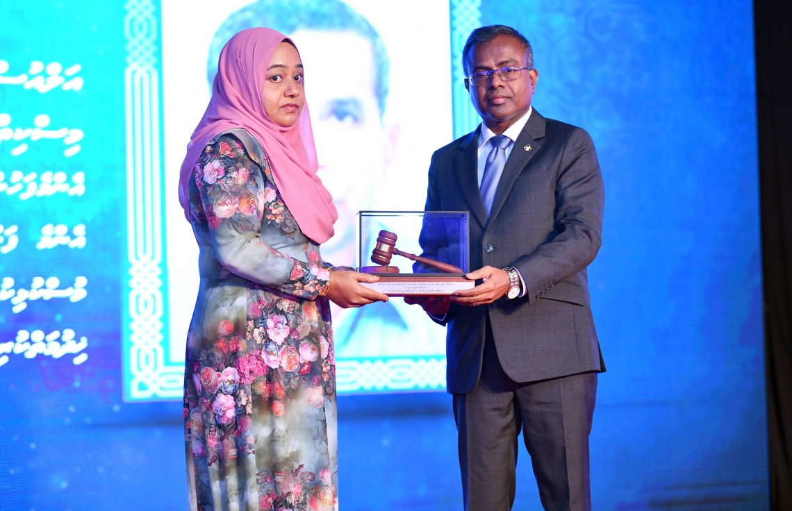 މާލެ- 18 ފެބުރުއަރީ 2019: "ޖުޑީޝަލް އިޔާ 2019" އިފްތިތާހު ކުރުމަށް ރޭ ދަރުބާރުގޭގައި ބޭއްވި ހާއްސަ ރަސްމިއްޔާތުގައި، ރިޓަޔާ ކުރައްވާފައިވާ ފަނޑިޔާރަކަށް އުއްތަމަ ފަނޑިޔާރު ޑރ. އަހުމަދު އަބްދުﷲ ދީދީ ޝަރަފުވެރިކަން އަރުވަނީ.-- ފޮޓޯ: ނިޝާން އަލީ/މިހާރު