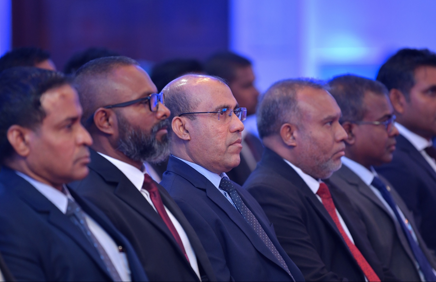 ޝަރުއީ ދާއިރާ މިނިވަންކުރުމާއި ހަރުދަނާކުރުމާ ގުޅޭގޮތުން ބާއްވާ ސެމިނާ ފެށުމުގެ ރަސްމިއްޔާތުގައި ސުޕްރީމް ކޯޓުގެ ފަސް ފަނޑިޔާރުން ބައިވެރިވެވަޑައިގަންނަވަނީ---. ފޮޓޯ: ހުސައިން ވަހީދު/ މިހާރު