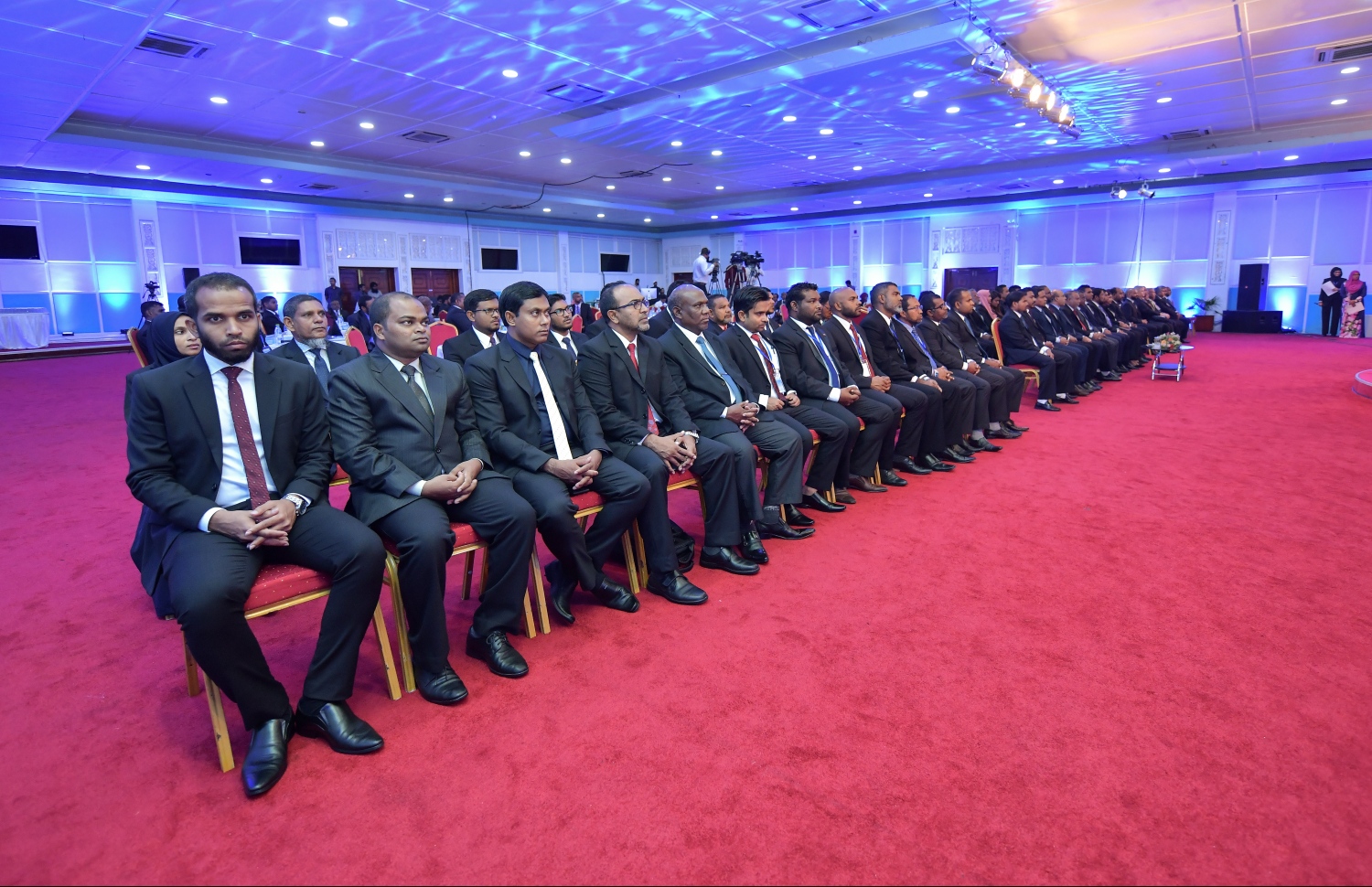 ފަނޑިޔާރުންތަކެއް ރަސްމިއްޔާތެއްގައި ބައިވެރިވެވަޑައިގަންނަވަނީ: ފަނޑިޔާރުންގެ ޖަމިއްޔާއެއް އަލުން އުފައްދަން ޖުޑީޝަލް ކައުންސިލުން ނިންމުމުން ވަނީ ހިޔާލު ތަފާތުވުންތަކެއް އުފެދިފައި.---ފޮޓޯ: ހުސައިން ވަހީދު/މިހާރު