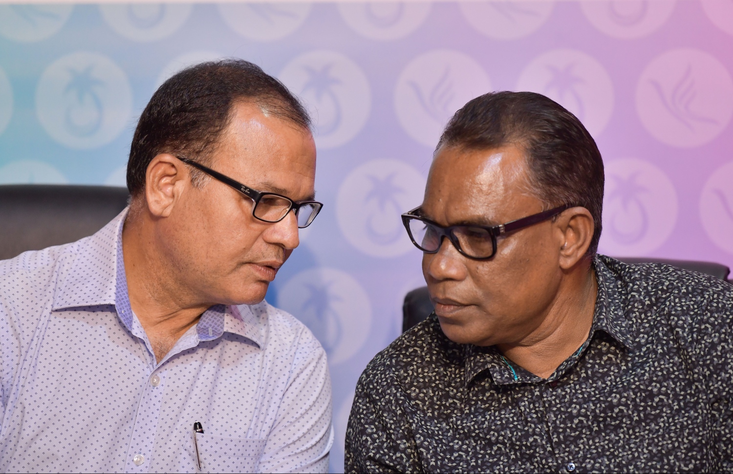 ޕީޕީއެމް/ކޮންގްރެސް ޕާޓީން މިއަދު ބޭއްވި ނިއުސް ބްރީފިންގައި އަބްދުއްރަހީމާއި ކުރީގެ ޑިފެންސް މިނިސްޓަރު އާދަމް ޝަރީފް މަޝްވަރާ ކުރައްވަނީ.---ފޮޓޯ: ހުސައިން ވަހީދު/މިހާރު