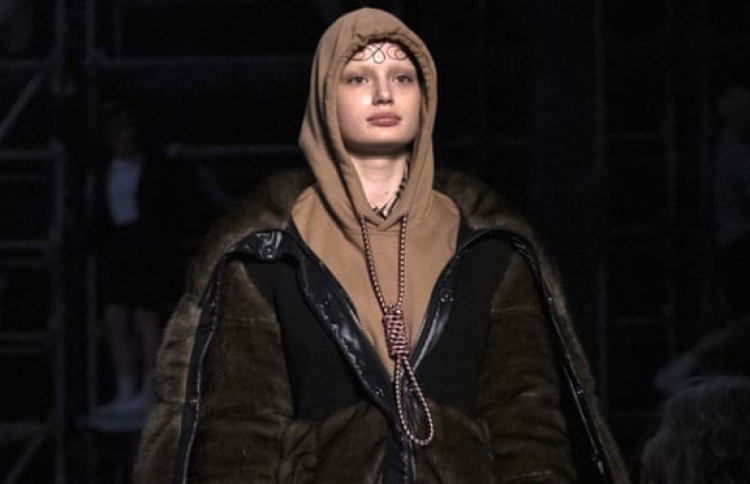 ދަންމަޅި ލާފައިވާ ހުޑީ ލަންޑަން ފެޝަން ވީކްގައި ދައްކައިލަނީ.