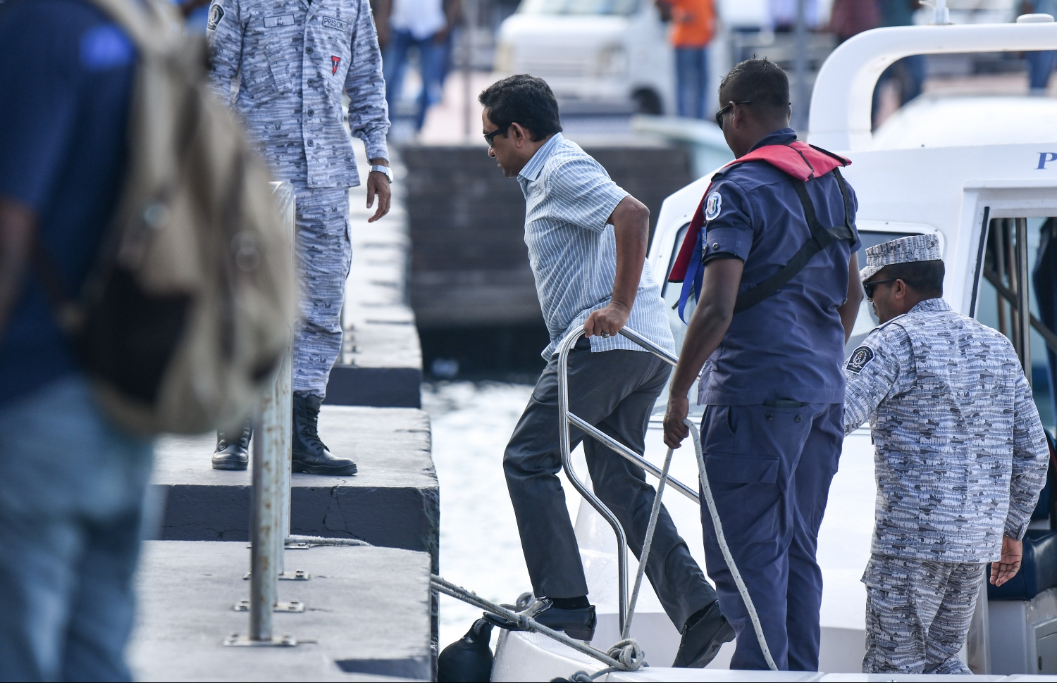 ކުރީގެ ރައީސް އަބްދުﷲ ޔާމީން ކަރެކްޝަނަލް ސާވިސްގެ ބެލުމުގެ ދަށުން ވެހިކަލަކަށް އަރުވަނީ. --ފޮޓޯ: ހުސެއިން ވަހީދު/މިހާރު