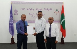 Ahmed Saud handing over his application form to the Election Commission. PHOTO: MIHAARU