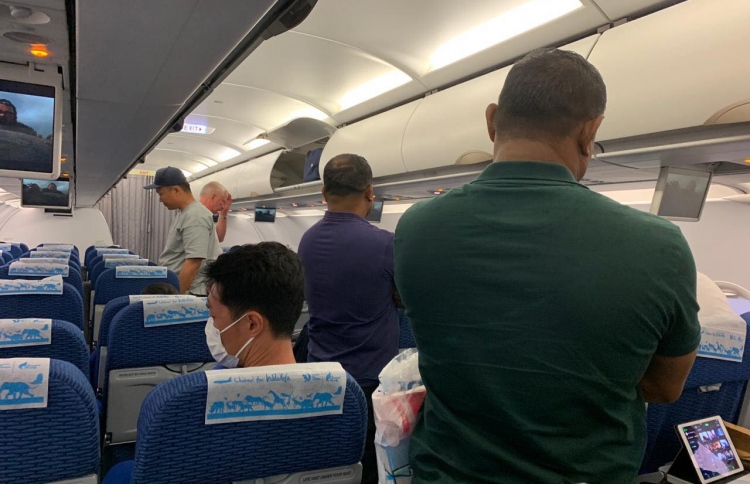 އެއާޕޯޓުގައި ތާށިވި މީހުން އެހެން ބޯޓެއްގައި ބެންކޮކަށް