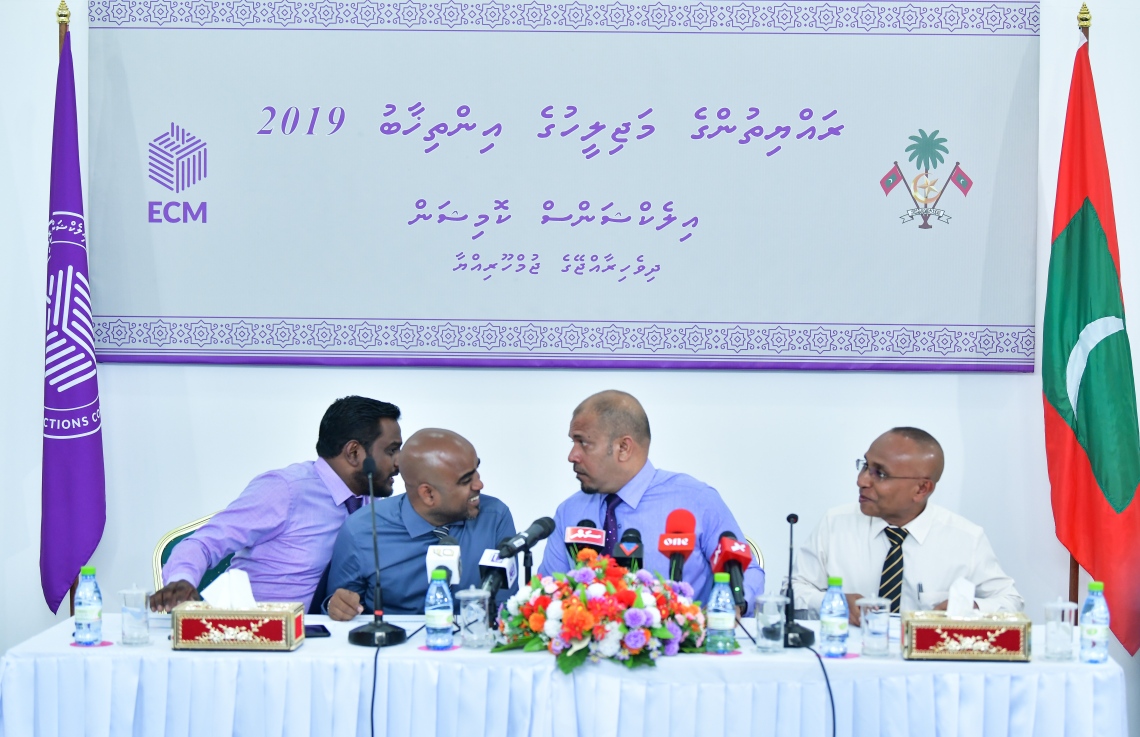 އިލެކްޝަންސް ކޮމިޝަނުން މިއަދު ބޭއްވި ނިއުސް ބްރީފިންގައި އެ ކޮމިޝަންގެ ރައީސް ޝަރީފް (ކ-2) އަދި އެންޓި ކޮރަޕްޝަން ކޮމިޝަންގެ ނައިބު ރައީސް މުއައްވިޒް (ވ-2) އެހެން ބޭފުޅުންނާ މަޝްވަރާ ކުރައްވަނީ.---ފޮޓޯ: އަހުމަދު ނިޝާތު/މިހާރު