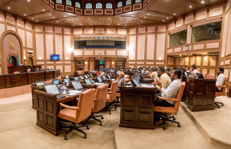 ރިޔާސީ ކޮމިޝަންތަކުގެ ބިލަށް މާދަމާ ވޯޓަށް އަހަނީ