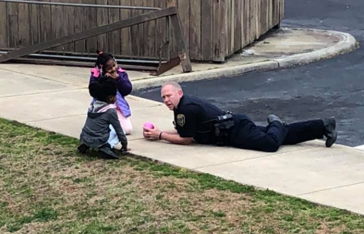 އެމެރިކާ ފުލުހަކު ޑިއުޓީގައި ކުޑަކުދިންނާ އެކު ކުޅެން
