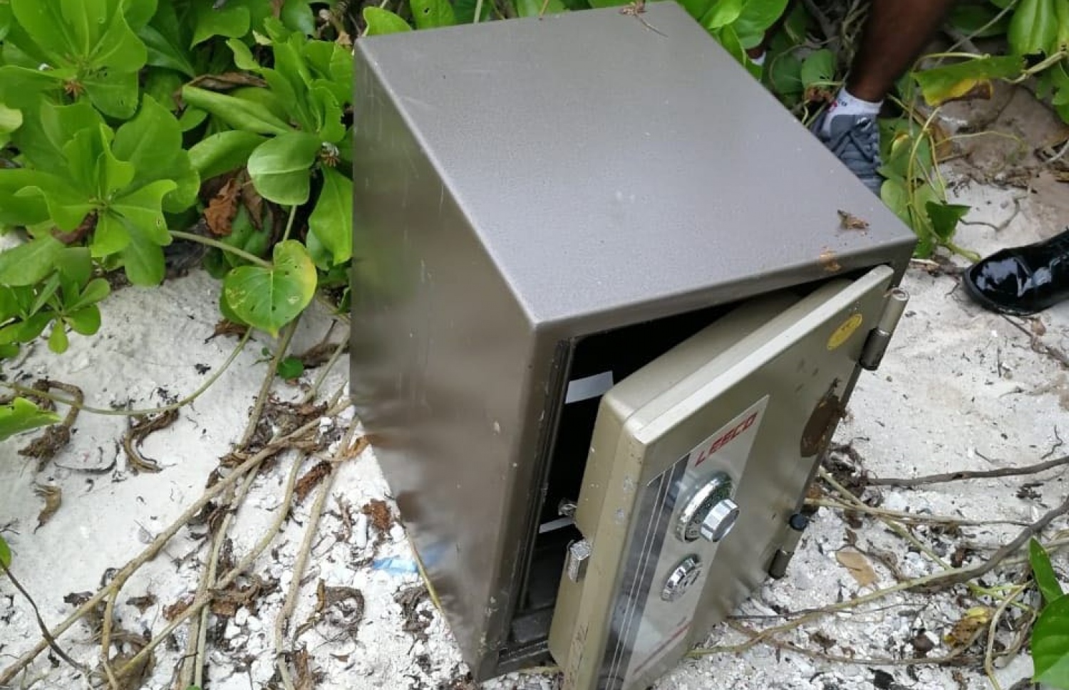 އައްޑުއިން ވަގަށް ނެގީ ތިޖޫރީ ހިތަދޫ ފުއްޓަރު ފަރާތު ވަލުތެރެއަށް އެއްލާލާފައި-- ފޮޓޯ: ޕޮލިސް