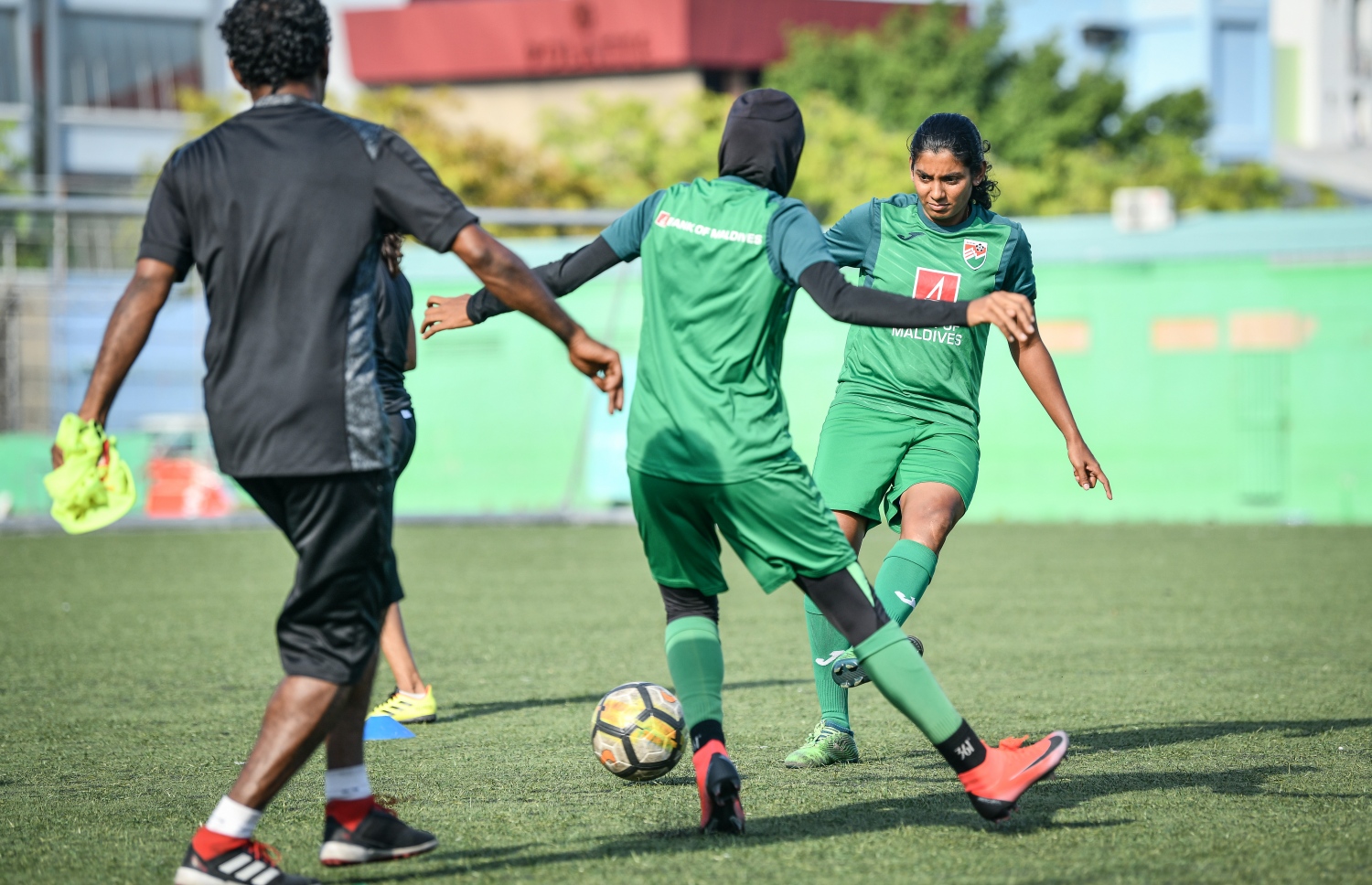 ގައުމީ އަންހެން ފުޓްބޯޅަ ޓީމުގެ ފަރިތަކުރުންތަކުގެ ތެރެއިން ފަދުވާ (ކ) ބޯޅަ ފޮނުވާލަނީ. -- ފޮޓޯ: ނިޝާން އަލީ/ މިހާރު