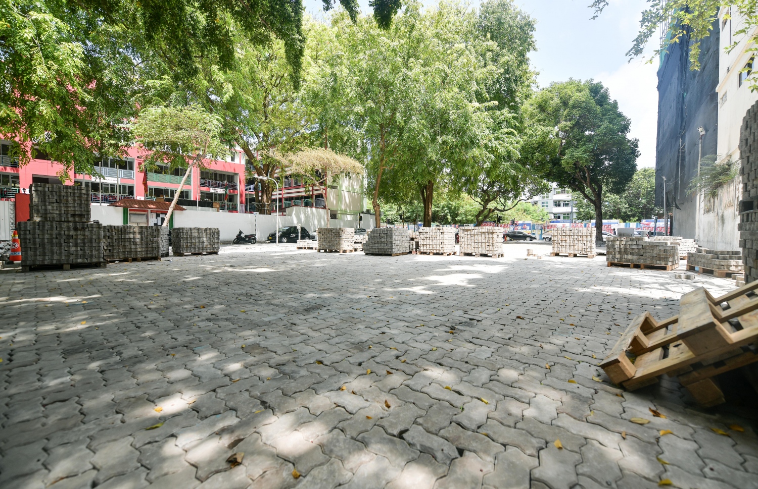 ގައުމީ މަރުކަޒު ކުރިން ހިންގި ބިމުގައި ޕާކިން ޒޯނު ހެދުމުގެ މަސައްކަތްތައް ކުރިއަށްދަނީ.-- ފޮޓޯ: އަހުމަދު ނިޝާތު/ މިހާރު