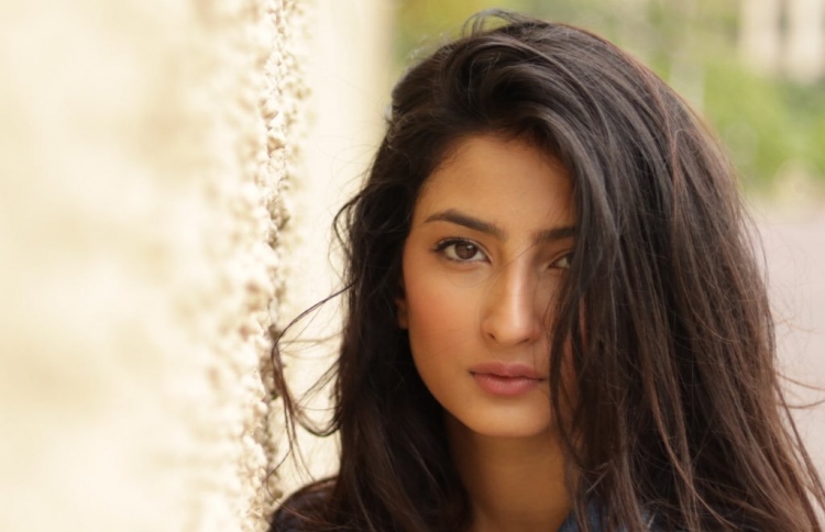 ޕަލަކް: އޭނާއަކީ މަޝްހޫރު ޓީވީ ބަތަލާ ޝްވޭތާ (ޕްރޭރުނާ) ގެ ދޮށީ ދަރިފުޅު.