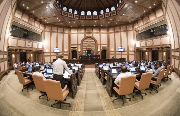 އަންހެނުންނަށް ކޯޓާ ނުދޭން ތާއަބަދު ބަހަނާ