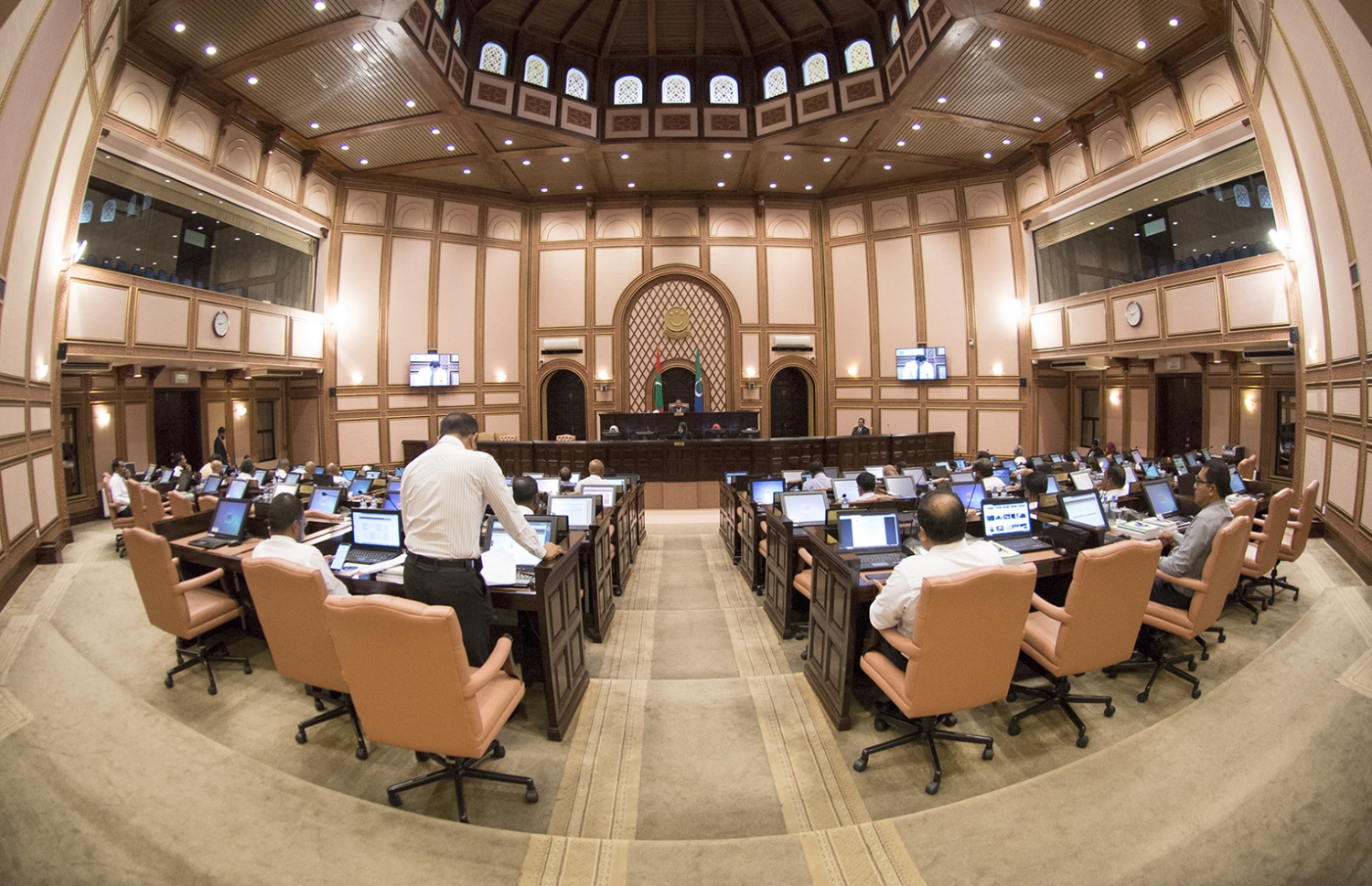 ރައްޔިތުންގެ މަޖިލިހުގެ ޖަލްސާއެއް ކުރިއަށް ދަނީ. ސަރުކާރުން ހުށަހެޅި ސަޕްލިމެންޓްރީ ބަޖެޓަށް އިދިކޮޅު މެމްބަރުން ފާޑު ވިދާޅުވި. --- ފޮޓޯ: މަޖިލިސް