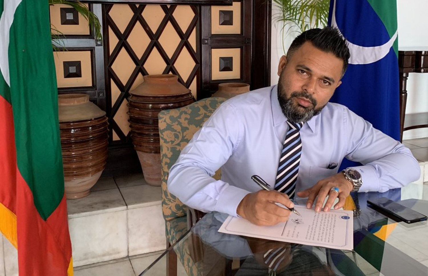 ނައިފަރު ދާއިރާގެ މެމްބަރު އަހުމަދު ޝިޔާމް މިއަދު ގަރާރުގައި ސޮއިކުރައްވަނީ. --- ފޮޓޯ: ނިހާން