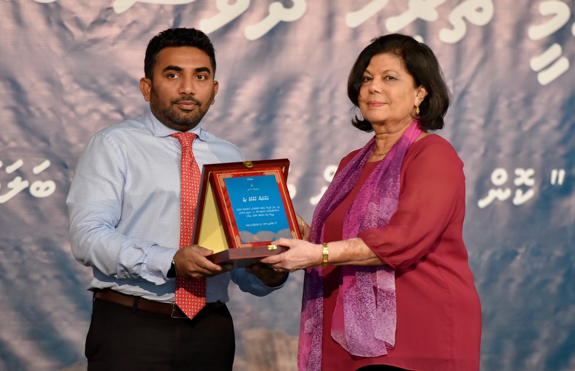 މާލެ: ފެބުރުއަރީ 27: ދިވެހި ރާއްޖޭގެ ގައުމީ ތާރީޚު ދުވަހުގެ ރަސްމީ ޖަލްސާގައި ޚިދުމަތުގެ އަގުވަޒަން ކުރުމުގެ ފިލާ ހެލްތު މިނިސްޓަރު އަބްދުﷲ އަމީން ދެއްވަނީ. -- ފޮޓޯ: އަހުމަދު ނިޝާތު /މިހާރު