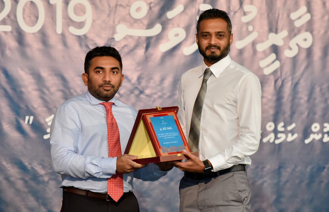 މާލެ: ފެބުރުއަރީ 27: ދިވެހި ރާއްޖޭގެ ގައުމީ ތާރީޚު ދުވަހުގެ ރަސްމީ ޖަލްސާގައި ޚިދުމަތުގެ އަގުވަޒަން ކުރުމުގެ ފިލާ ހެލްތު މިނިސްޓަރު އަބްދުﷲ އަމީން ދެއްވަނީ. -- ފޮޓޯ: އަހުމަދު ނިޝާތު /މިހާރު