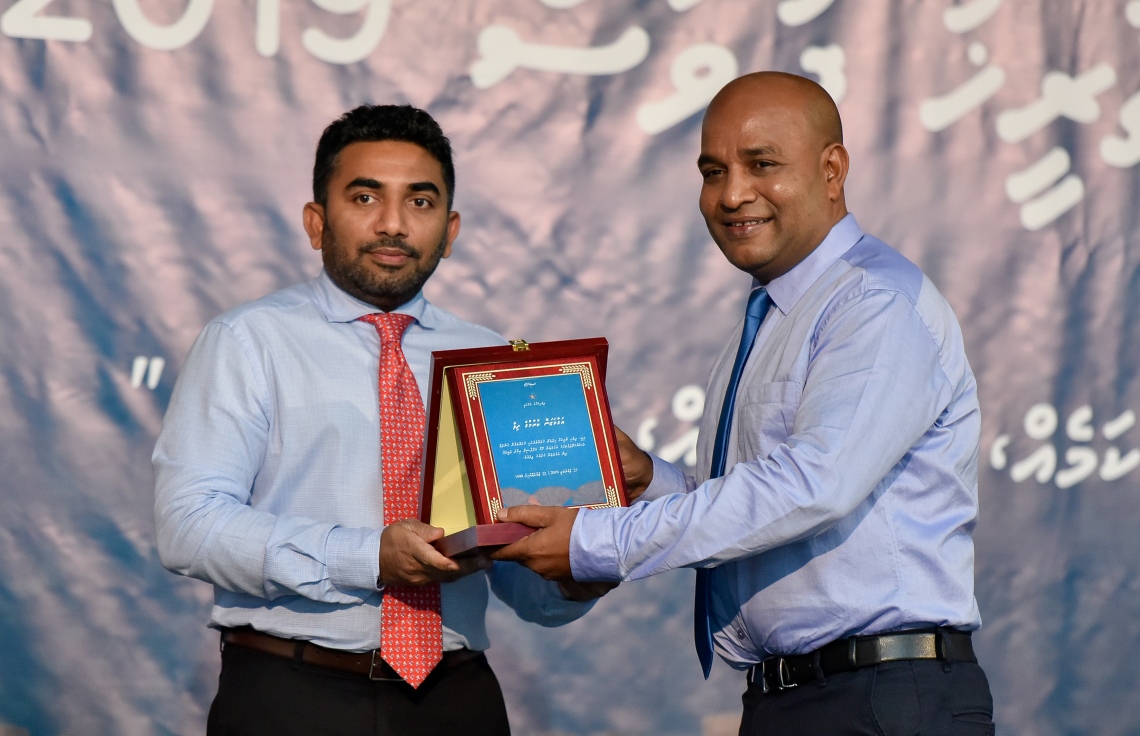 މާލެ: ފެބުރުއަރީ 27: ދިވެހި ރާއްޖޭގެ ގައުމީ ތާރީޚު ދުވަހުގެ ރަސްމީ ޖަލްސާގައި ޚިދުމަތުގެ އަގުވަޒަން ކުރުމުގެ ފިލާ ހެލްތު މިނިސްޓަރު އަބްދުﷲ އަމީން ދެއްވަނީ. -- ފޮޓޯ: އަހުމަދު ނިޝާތު /މިހާރު