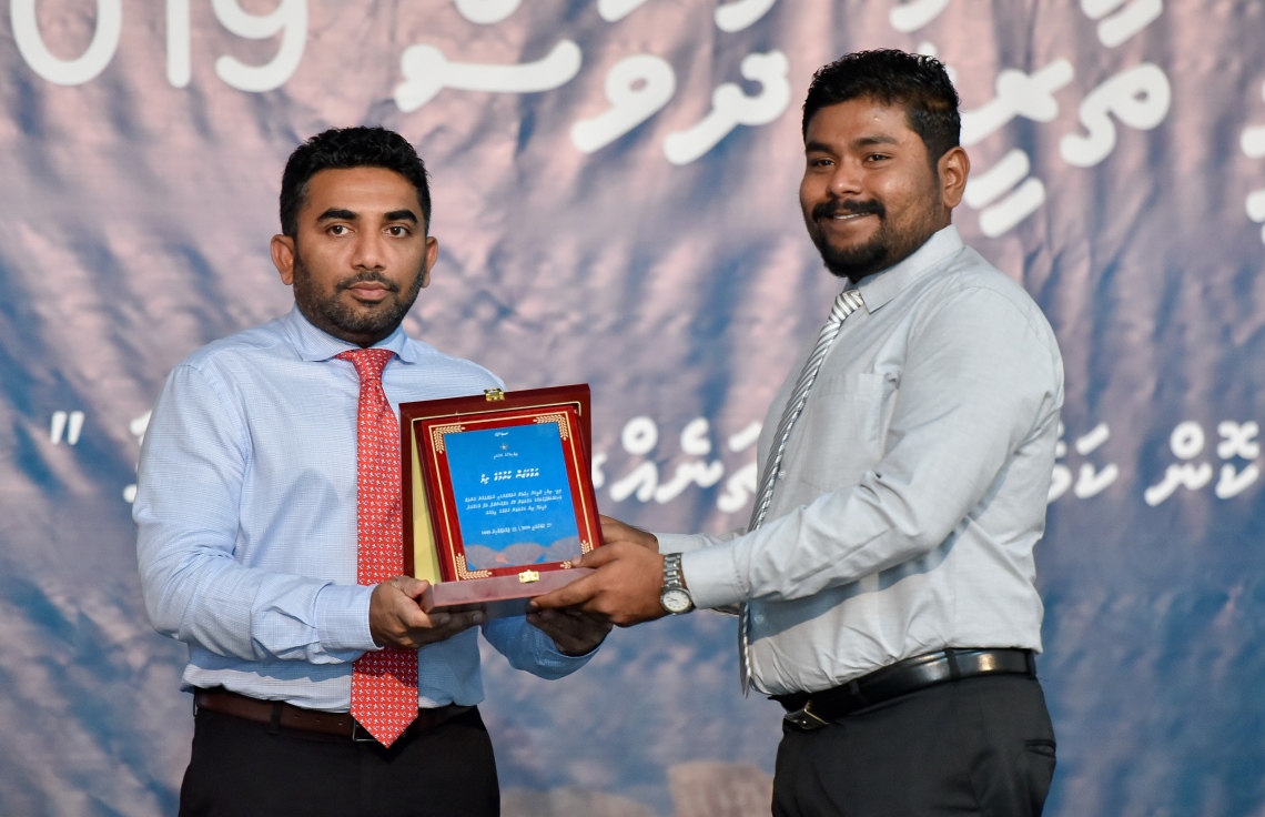 މާލެ: ފެބުރުއަރީ 27: ދިވެހި ރާއްޖޭގެ ގައުމީ ތާރީޚު ދުވަހުގެ ރަސްމީ ޖަލްސާގައި ޚިދުމަތުގެ އަގުވަޒަން ކުރުމުގެ ފިލާ ހެލްތު މިނިސްޓަރު އަބްދުﷲ އަމީން ދެއްވަނީ. -- ފޮޓޯ: އަހުމަދު ނިޝާތު /މިހާރު