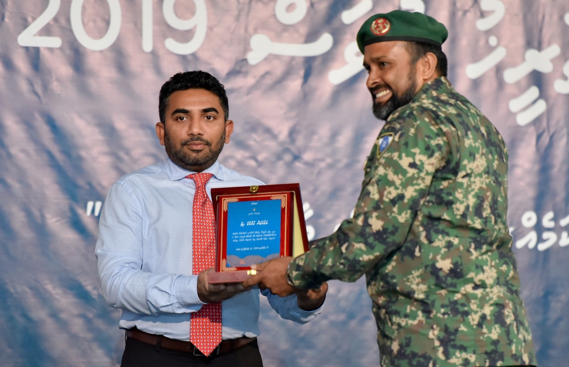 މާލެ: ފެބުރުއަރީ 27: ދިވެހި ރާއްޖޭގެ ގައުމީ ތާރީޚު ދުވަހުގެ ރަސްމީ ޖަލްސާގައި ޚިދުމަތުގެ އަގުވަޒަން ކުރުމުގެ ފިލާ ހެލްތު މިނިސްޓަރު އަބްދުﷲ އަމީން ދެއްވަނީ. -- ފޮޓޯ: އަހުމަދު ނިޝާތު /މިހާރު