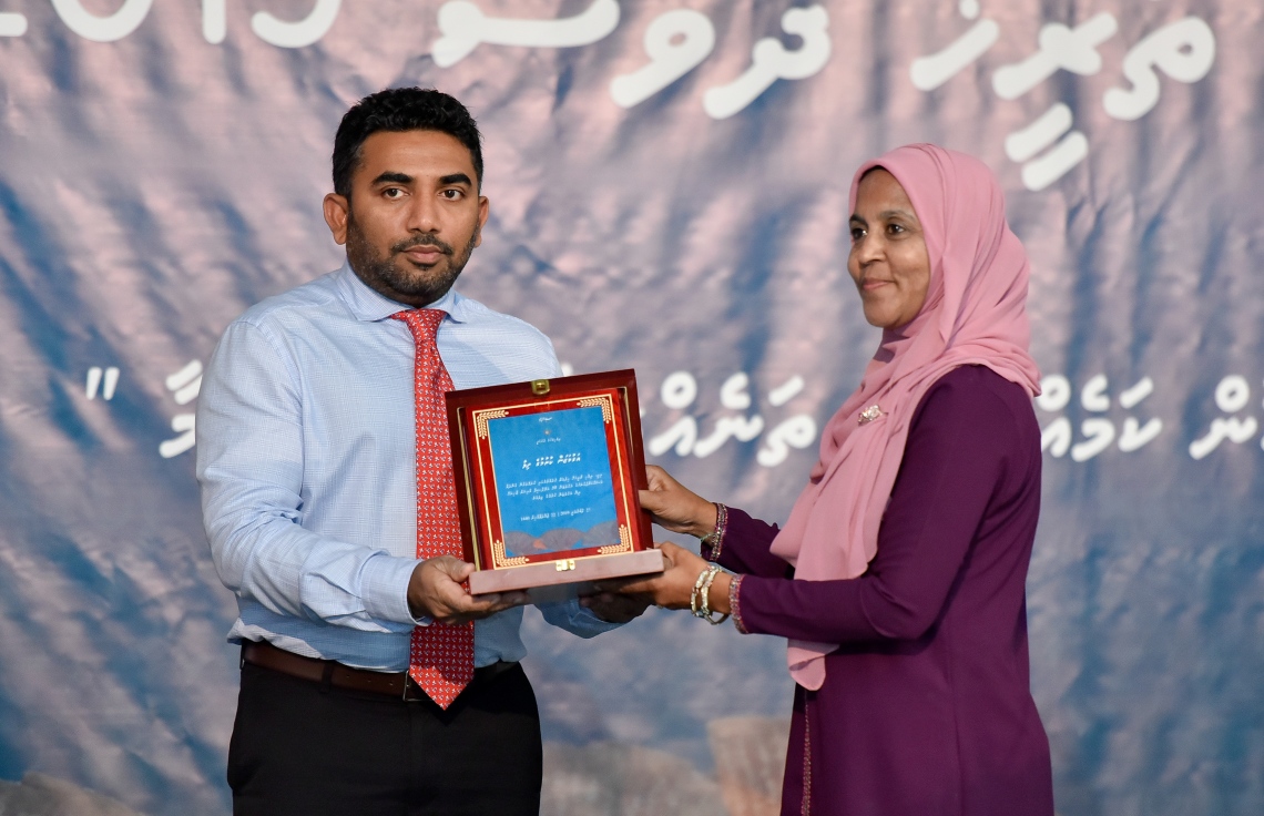 މާލެ: ފެބުރުއަރީ 27: ދިވެހި ރާއްޖޭގެ ގައުމީ ތާރީޚު ދުވަހުގެ ރަސްމީ ޖަލްސާގައި ޚިދުމަތުގެ އަގުވަޒަން ކުރުމުގެ ފިލާ ހެލްތު މިނިސްޓަރު އަބްދުﷲ އަމީން ދެއްވަނީ. -- ފޮޓޯ: އަހުމަދު ނިޝާތު /މިހާރު